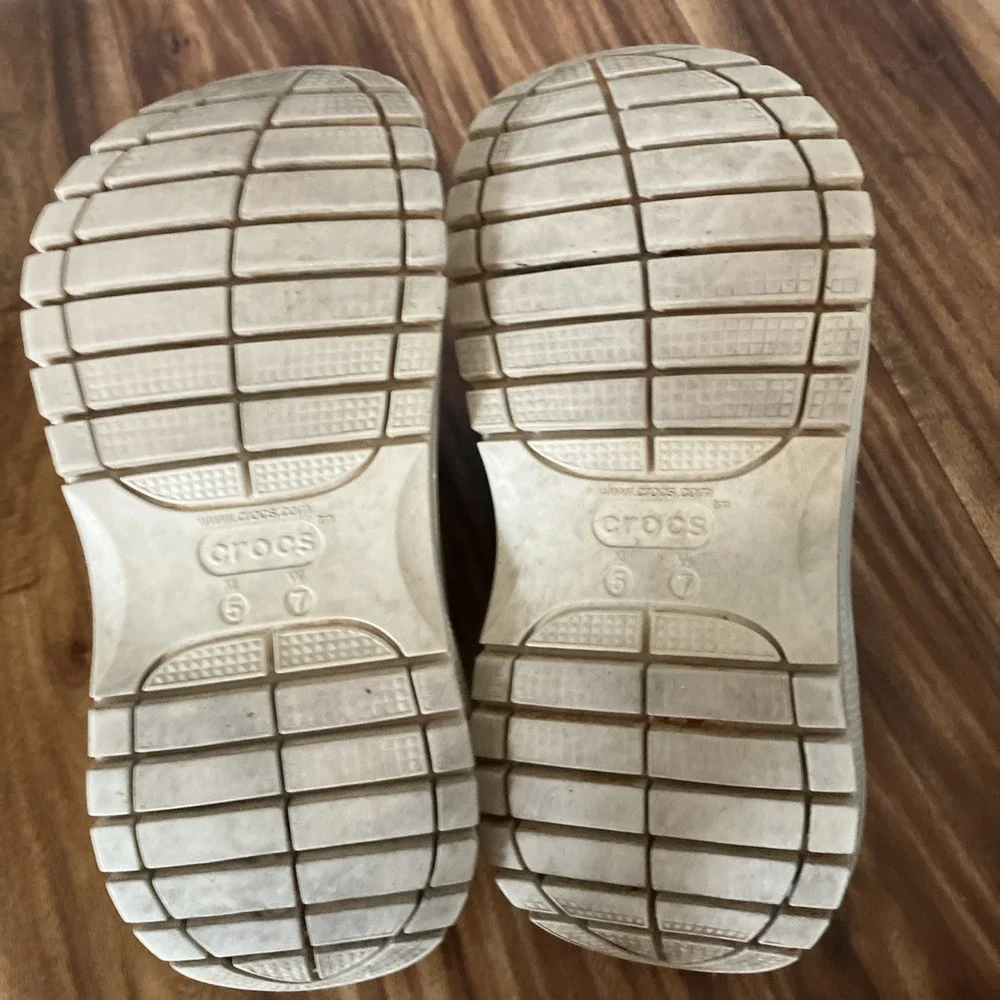 Crocs Platform Men's 5  Women's 7 Classic Stomp Clog Chalk/Ivory With Charms